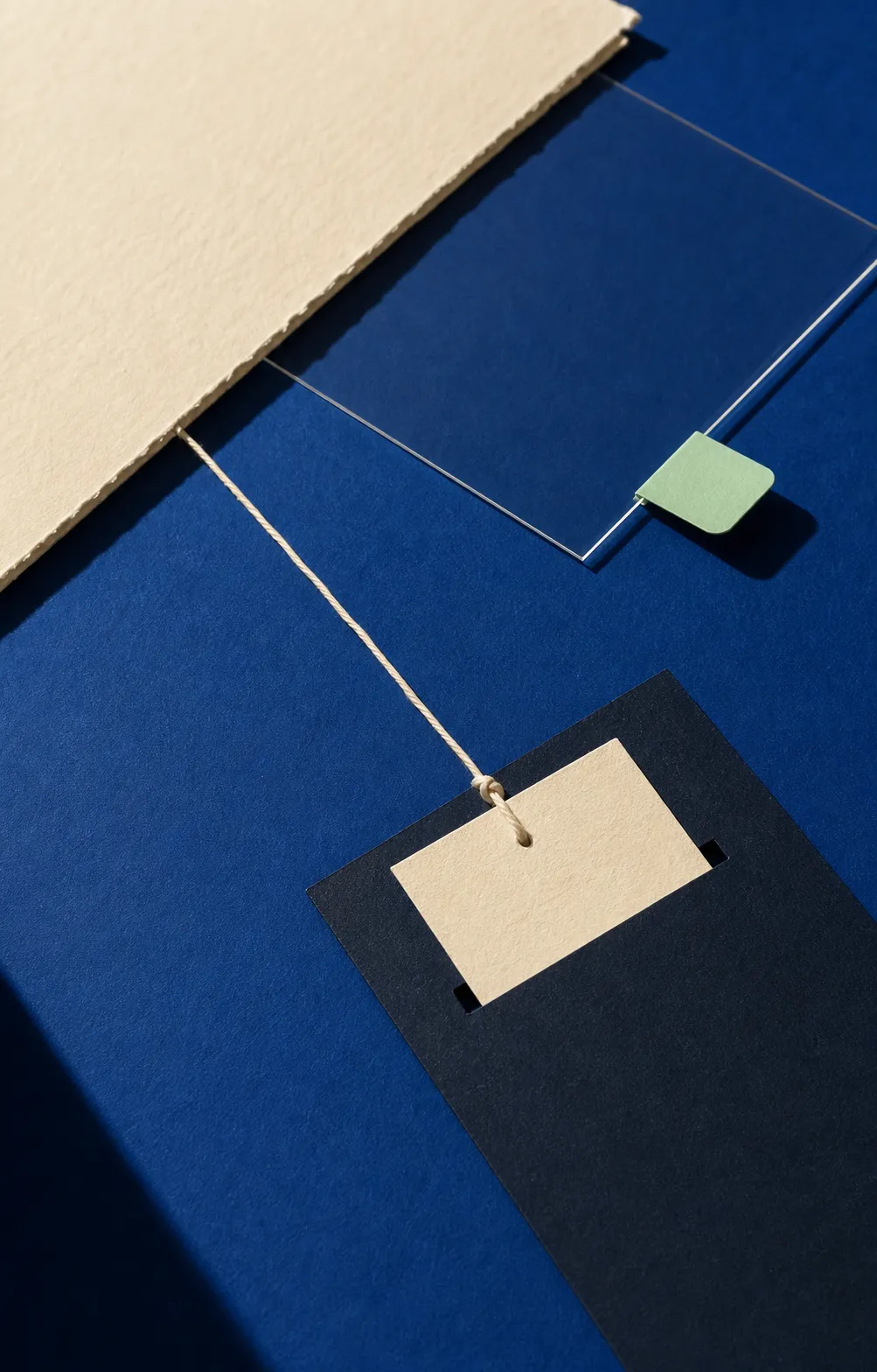 Ein leerer Zettel bleibt über eine Schnur mit einem grösseren leeren Quellblatt verbunden.